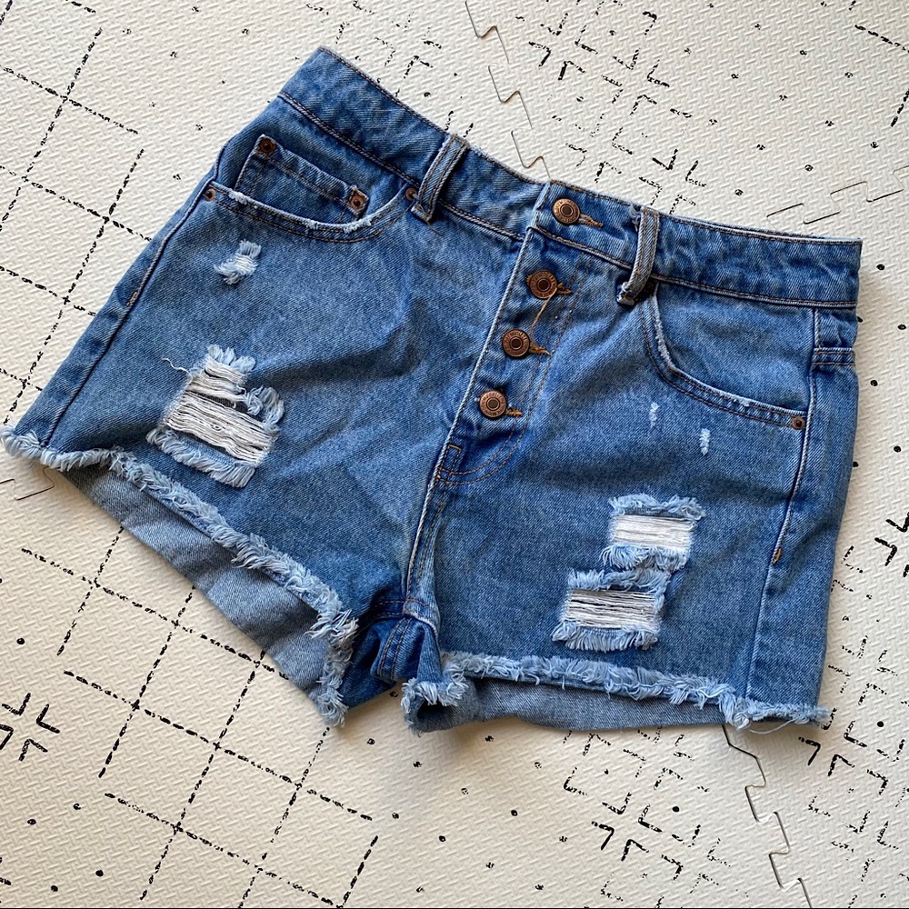 Button fly frayed hem denim shorts